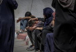 イスラエルの空爆で死亡した親族を悼む人々=5日、パレスチナ自治区ガザ北部ガザ市(ゲッティ=共同)