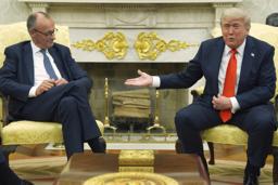 トランプ米大統領(右)と会談するドイツのメルツ首相=5日、ワシントン(AP=共同)
