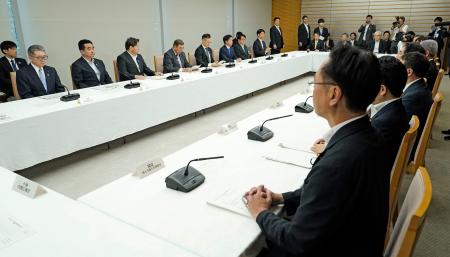首相官邸で開かれた、外国人材の受け入れに関する関係閣僚会議=6日午前