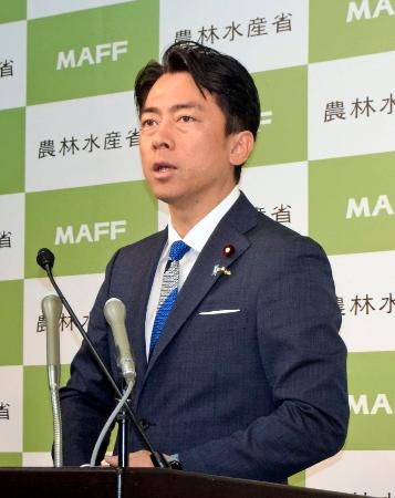閣議後、記者会見する小泉農相=6日午前、農水省