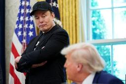 米ホワイトハウスで開かれた記者会見に出席したイーロン・マスク氏(左)とトランプ大統領=5月30日(ロイター=共同)