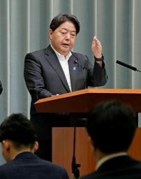 記者会見する林官房長官=6日午前、首相官邸