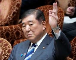 衆院予算委の集中審議で答弁のため手を挙げる石破首相=6日午後