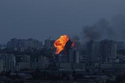 6日、ウクライナ・キーウで、ロシアによる空爆後に起きた爆発(AP=共同)