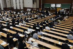 大学入学共通テストに臨む受験生=1月、東京都文京区の東大