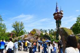 開業から1年を迎えた東京ディズニーシーの「ファンタジースプリングス」=6日午前、千葉県浦安市