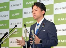 閣議後、記者会見する小泉農相=6日午前、農水省