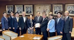 地方議員の会のメンバーらから要望書を受け取る自民党の森山幹事長(左から6人目)=6日午後、東京・永田町の党本部