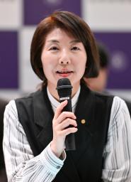 女性として初めて日本将棋連盟会長となり、記者会見する清水市代女流七段=6日夜、東京都渋谷区の将棋会館