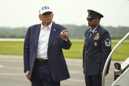 大統領専用機で米東部ニュージャージー州の空港に到着したトランプ氏=6日(AP=共同)