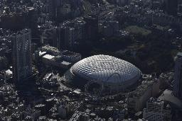 東京都文京区の東京ドーム(中央)
