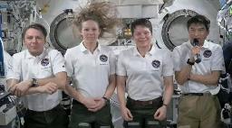 滞在中の国際宇宙ステーションで記者会見する大西卓哉飛行士(右端)=25日(NASAの中継から・共同)