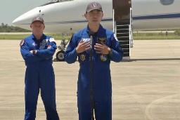 記者会見する油井亀美也飛行士(右)=26日、米フロリダ州のケネディ宇宙センター(NASA提供・共同)