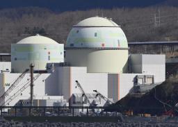 北海道泊村の北海道電力泊原発3号機(右)