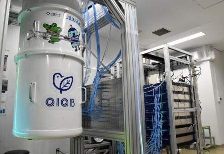大阪大で稼働した量子コンピューター。手前は特殊な冷凍機=28日午後、大阪府豊中市