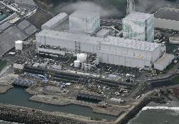 東京電力福島第1原発の5号機(左奥)と6号機(右奥)前に設置されている処理水の放出設備=2024年8月