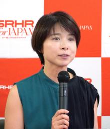 意識調査を説明する監修者で産婦人科医の池田裕美枝さん=30日午後、厚労省