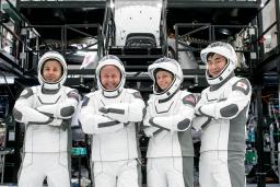 国際宇宙ステーションに向かう油井亀美也さん(右端)ら4人の飛行士=7月3日、米フロリダ州(スペースX提供)