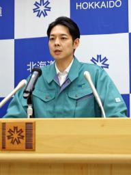 泊原発3号機の再稼働の是非や判断時期について明言を避けた北海道の鈴木直道知事=31日午後、北海道庁