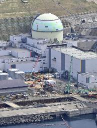 北海道泊村の北海道電力泊原発3号機=4月