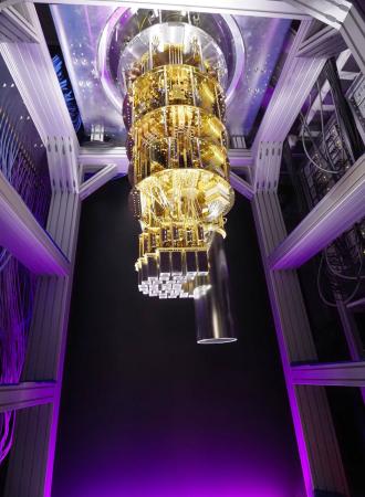 富士通と理化学研究所が開発し4月に公開した256量子ビットの量子コンピューター(富士通提供)