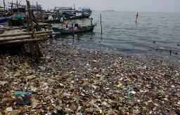 ジャカルタの海岸に漂着したプラスチックごみ=2018年(ゲッティ=共同)