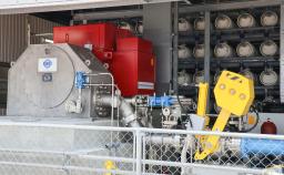 海水と淡水の塩分濃度差により生じる浸透圧を利用した「浸透圧発電」のプラント=5日午後、福岡市