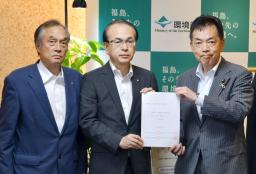 浅尾環境相に要望書を手渡す福島県大熊町の吉田淳町長(中央)と双葉町の伊沢史朗町長(左)=7日午後、環境省