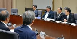 全国原子力発電所所在市町村協議会と意見交換する武藤経産相(右端)=8日午前、東京都千代田区