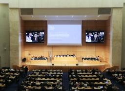 プラスチックによる環境汚染を防ぐ条約作りの政府間交渉委員会の全体会合=15日、スイス・ジュネーブ(共同)