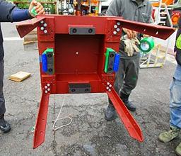 配管の放射線量調査で用いる線量計。大型クレーンでつり下げて、正面部分を配管に近づける(東京電力提供)