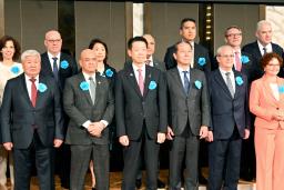 「持続可能燃料閣僚会議」で議長を務めた武藤経産相(前列左から3人目)=15日午前、大阪市北区