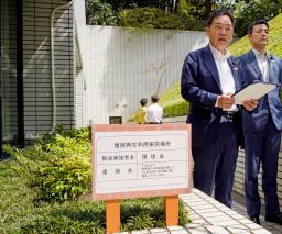 福島県内の除染で発生した土を用いた、環境省が入る庁舎の花壇を視察する浅尾環境相(左)=16日午前、東京都千代田区