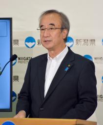 定例記者会見をする新潟県の花角英世知事=17日午前、新潟県庁