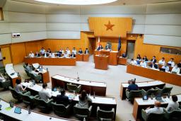 市全域で10キロワット以上の事業用太陽光発電施設の設置を許可制とする条例が可決、成立した北海道釧路市議会=17日午後