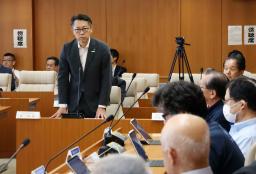 福井県美浜町議会の原子力発電所特別委員会で、地質調査計画を説明する関西電力の担当者=19日午前