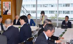 自民党本部で開かれた会合に参加した北海道釧路市の鶴間秀典市長(奥左から2人目)=19日午後、東京・永田町
