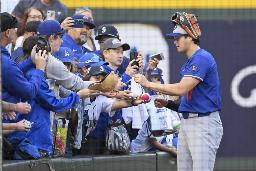 27日、ファンにサインするドジャース・大谷=シアトル(共同)