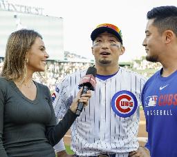 28日の試合後にインタビューを受けるカブス・鈴木=シカゴ