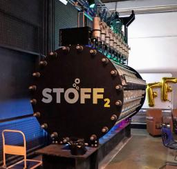 「STOFF2」が公開した亜鉛を利用してエネルギーを蓄え、必要時に水素の形で取り出せる装置の試作機=9月、ベルリン(共同)