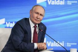 2日、ロシア南部ソチで開催された「ワルダイ会議」に参加したプーチン大統領(タス=共同)