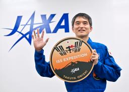 ポーズをとるJAXAの大西卓哉飛行士=3日午後、東京都千代田区