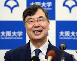 ノーベル生理学・医学賞の受賞が決まり、記者会見で笑顔を見せる大阪大の坂口志文特任教授=6日午後8時27分、大阪府吹田市