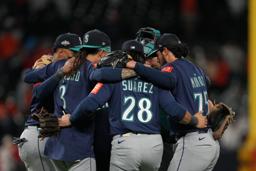 ア・リーグの地区シリーズ第3戦でタイガースを下し、喜ぶマリナーズの選手たち=7日、デトロイト(AP=共同)