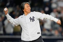 ヤンキースとブルージェイズの地区シリーズ第4戦の始球式を行う松井秀喜さん=ニューヨーク(AP=共同)