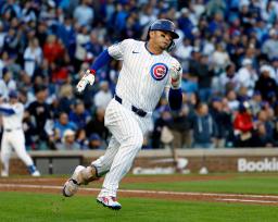 ブルワーズ戦の3回、二塁打を放って走るカブス・鈴木=シカゴ(共同)