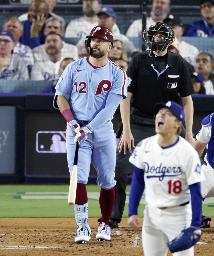 ドジャース戦の4回、先発山本から本塁打を放つフィリーズのシュワバー=ロサンゼルス(共同)