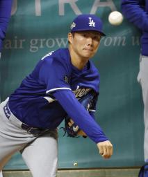 ブルペンで投球するドジャース・山本=ミルウォーキー(共同)