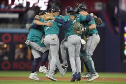 ブルージェイズとの第1戦を制し、喜ぶマリナーズの選手たち=12日、トロント(イマジンイメージズ・ロイター=共同)
