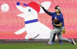 キャッチボールするドジャース・大谷=13日、ミルウォーキー(共同)